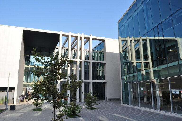 Selain itu, artikel ini juga akan membahas mengenai berbagai program studi yang ditawarkan oleh Universitas Pamulang, mulai dari program studi teknik, kedokteran, hingga ilmu sosial dan humaniora. Dengan berbagai pilihan program studi yang berkualitas, para mahasiswa di Universitas Pamulang dapat mengeksplorasi minat dan bakat mereka serta memiliki peluang karir yang baik di masa depan.