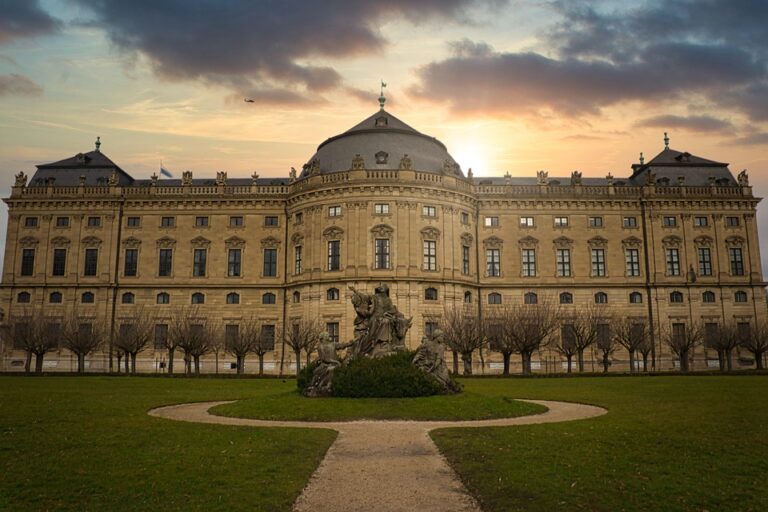 Dengan berkembangnya tantangan keamanan dan pertahanan yang semakin kompleks di era globalisasi, peran Unhan RI menjadi semakin penting dalam menghasilkan lulusan yang kompeten dan siap bersaing di dunia internasional. Melalui pendekatan multidisiplin dan kerjasama dengan berbagai lembaga terkait, Unhan RI terus berupaya untuk meningkatkan kualitas pendidikan dan memberikan kontribusi yang nyata dalam menjaga kedaulatan dan keamanan bangsa.